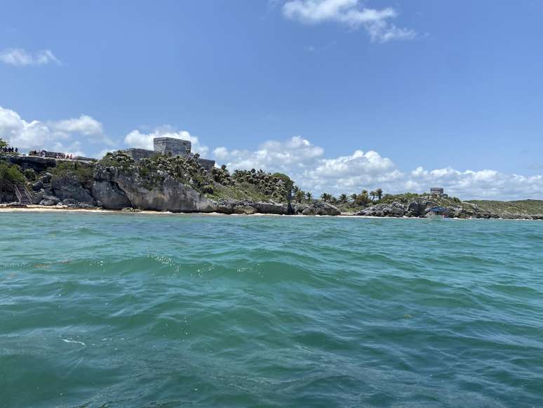 As ru&iacute;nas arqueol&oacute;gicas vistas do bar, durante passeio de barco que sai da Playa Santa F&eacute;