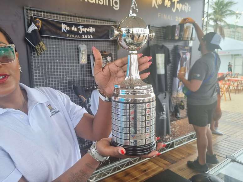 Quem quiser desembolsar R$ 2.500 leva esta ta&ccedil;a&nbsp; pra casa. Mas a lojinha da fanzone tem mini-ta&ccedil;as bem mais em conta &ndash;