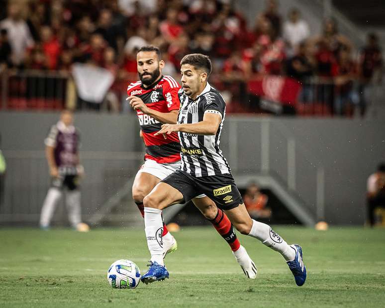 São Paulo vira no tempo normal, vence o Santos nos pênaltis e vai