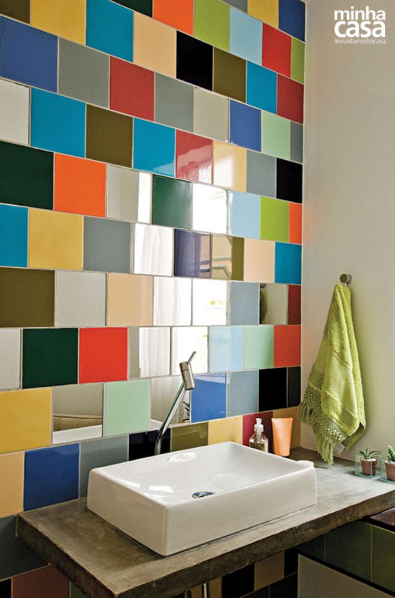 No meio desse mix de azulejos coloridos, repare que alguns refletem imagens. Na verdade, são espelhos cortados do mesmo tamanho que as peças cerâmicas. Os arquitetos André e Mariana Weigand, do AM Studio, de São Paulo, decidiram camuflá-los na composição colorida. Para destacar os revestimentos (Venones), a opção foi pela rústica bancada de concreto (1,05 x 0,40 x 0,06 m).