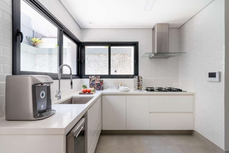 The pediment also has its measurements that contribute to the functionality and aesthetics of the kitchen | Project: Isabella Nalon The pediment also has its measurements which contribute to the functionality and aesthetics of the kitchen | Project: Isabella Nalon