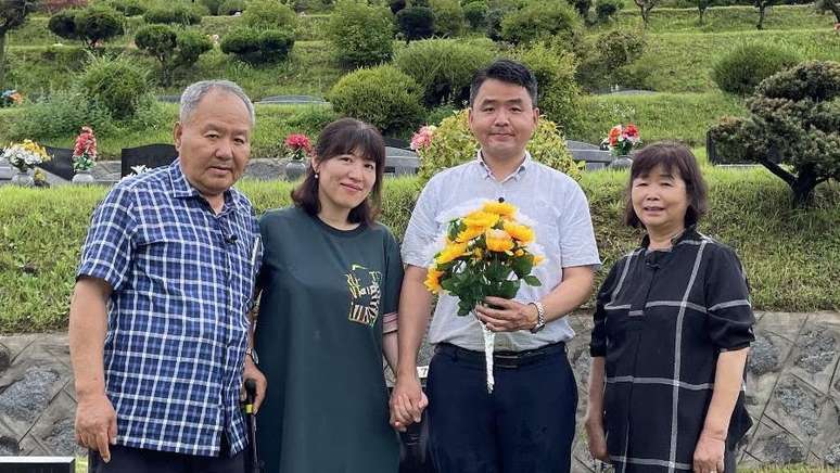 Jang Jun-ha (segundo à direita) e sua família em visita ao túmulo do irmão