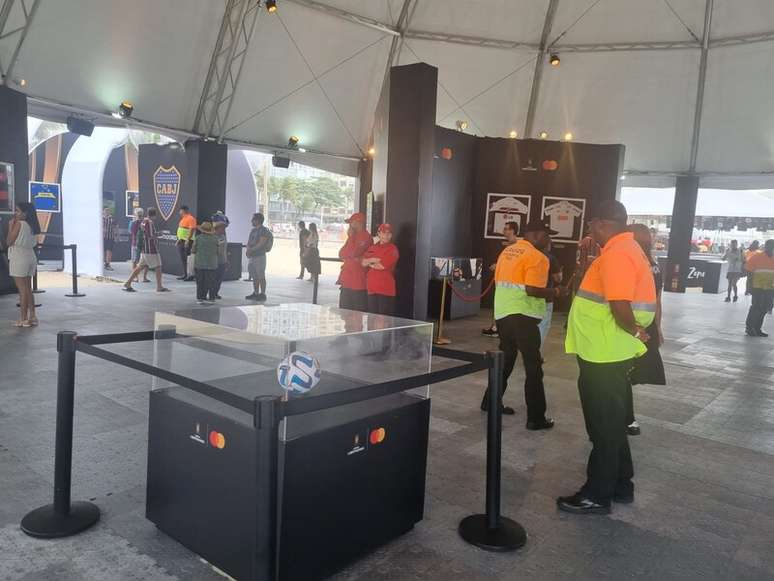 Maior estrutura da fanzone mostra camisas oficiais de todos os campe&otilde;es da Libertadores. E as bolas. Esta no detalhe &eacute; a oficial da final &ndash;