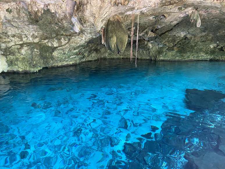 O azul brilhante do Cenote Dos Ojos