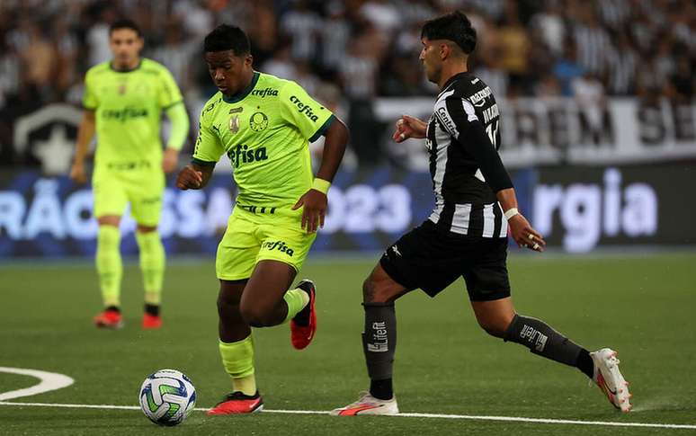 Jogadores do Botafogo ficam na bronca com árbitro por encerrar jogo antes  de falta e geram confusão; veja! - Lance!