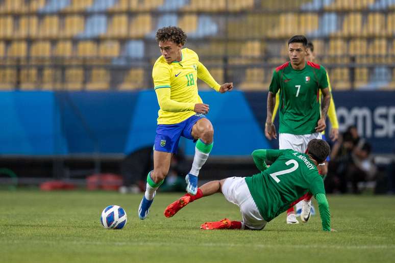 Brasil marca no fim e vence EUA na estreia no futebol masculino nos Jogos  Pan-Americanos