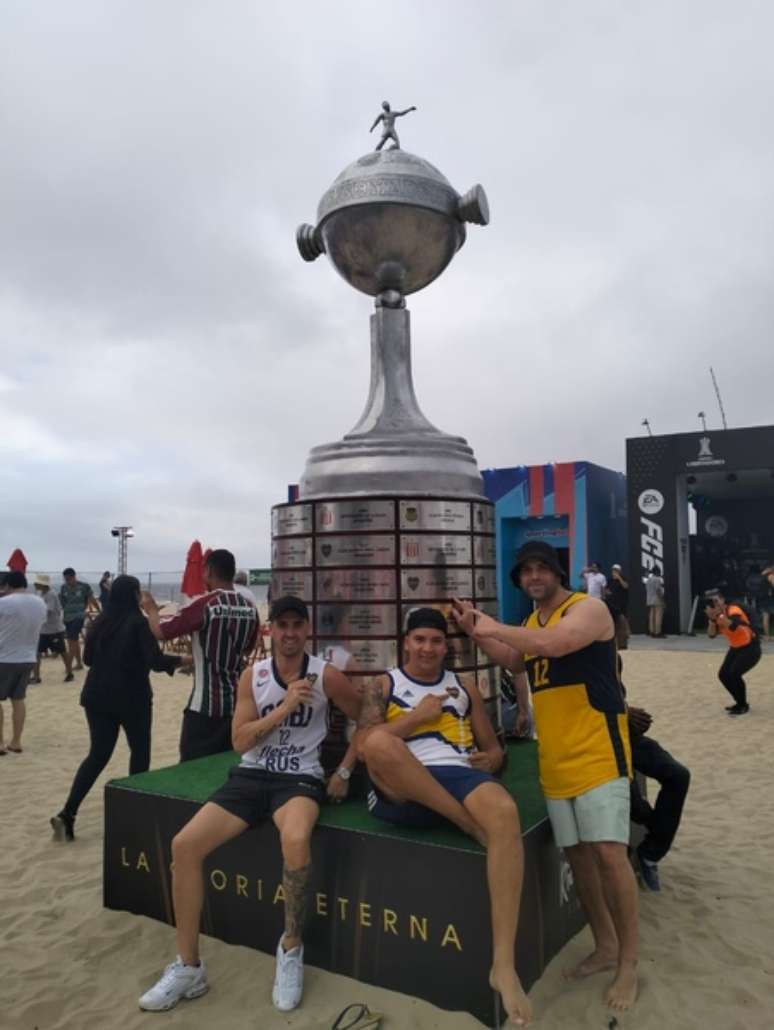 Torcedores do Boca e do Flu posam ao lado do &ldquo;ta&ccedil;&atilde;o&rdquo;- Foto; M&aacute;rio Hansen