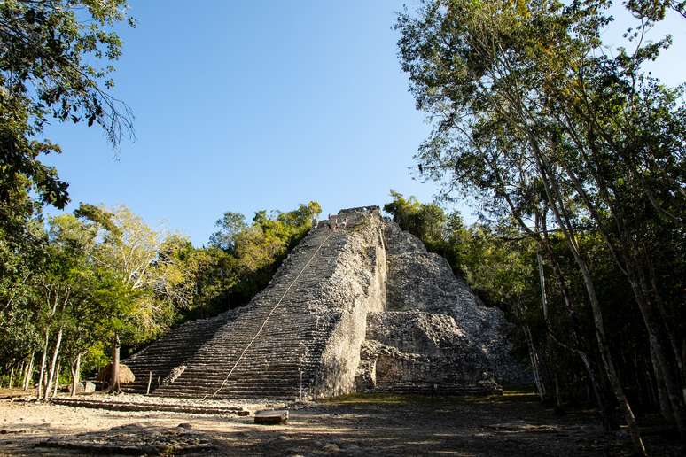 A impressionante escadaria da pir&acirc;mide Nohoch Mul, em Coba, pode ser escalada com a ajuda de uma corda