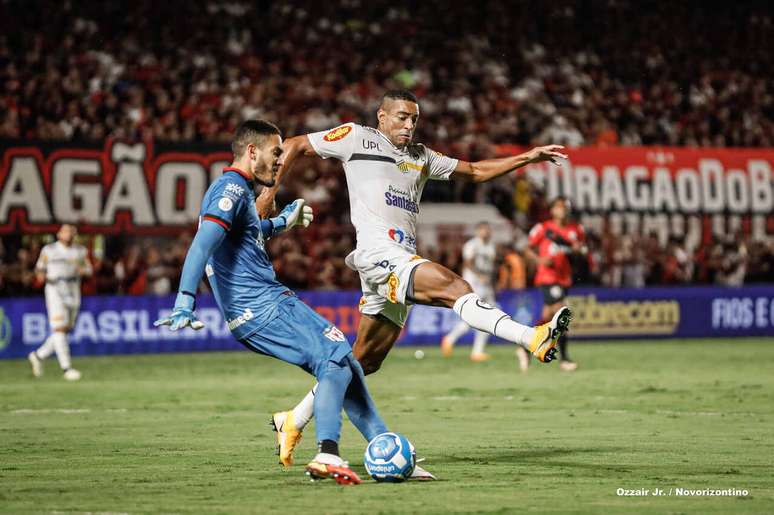 Goleiro Ronaldo, do Atlético-GO, em ação diante do Novorizontino –