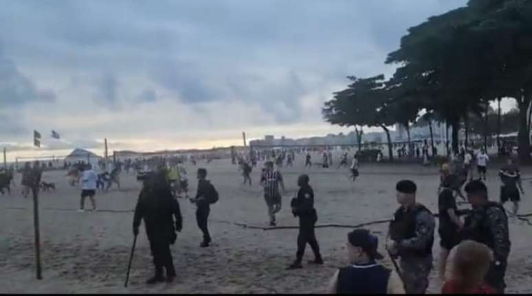 Torcedores de Fluminense e Boca brigam na praia de Copacabana 