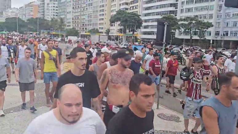 Torcedores de Boca Juniores e Fluminense brigaram na tarde desta quinta (2) na praia de Copacabana –