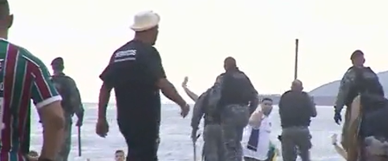 Polícia Militar teve que conter confusão em Praia de Copacabana, no Rio