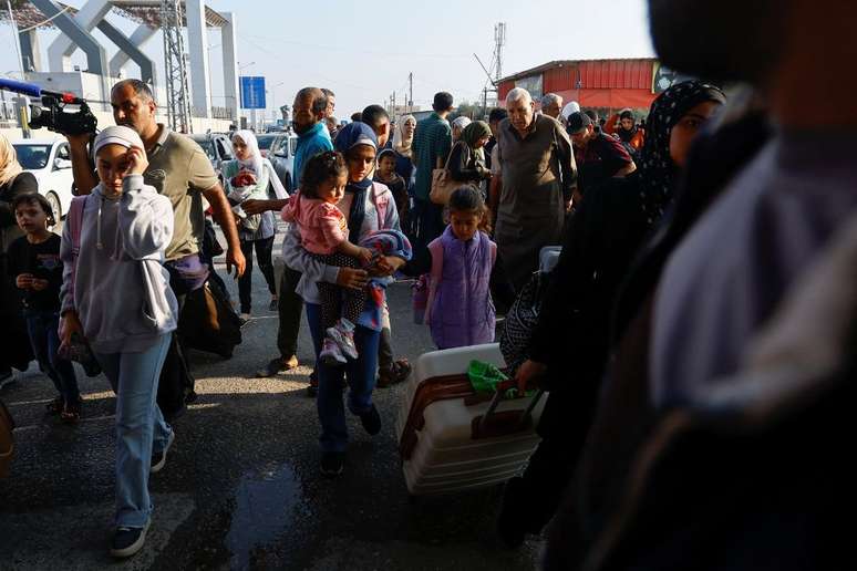 Palestinos com dupla cidadania esperam permissão para deixar Gaza, em meio ao conflito entre Israel e o grupo palestino Hamas, na fronteira Rafah, ao sul da Faixa de Gaza, 2 de novembro de 2023