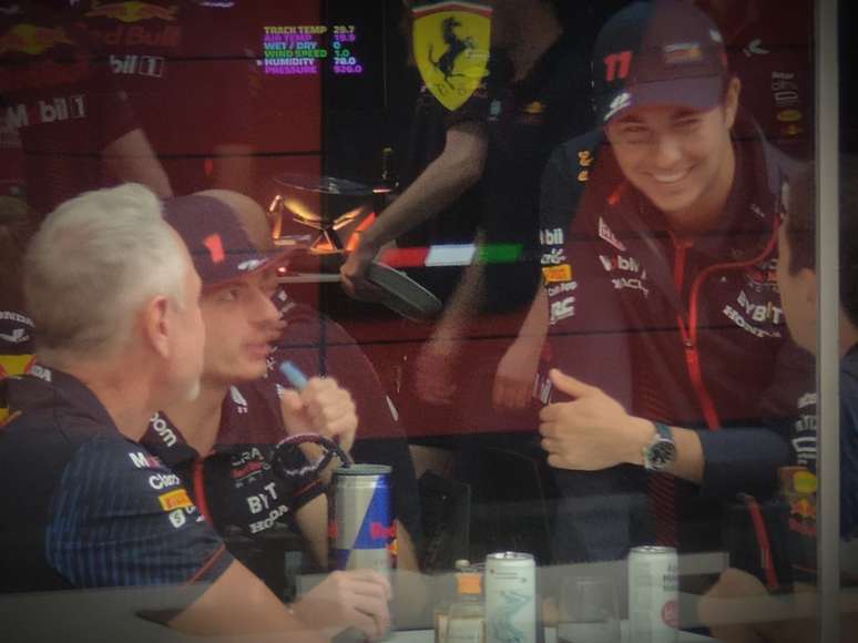 Dupla da Red Bull conversou de forma descontra&iacute;da por um bom tempo na sala da equipe em Interlagos