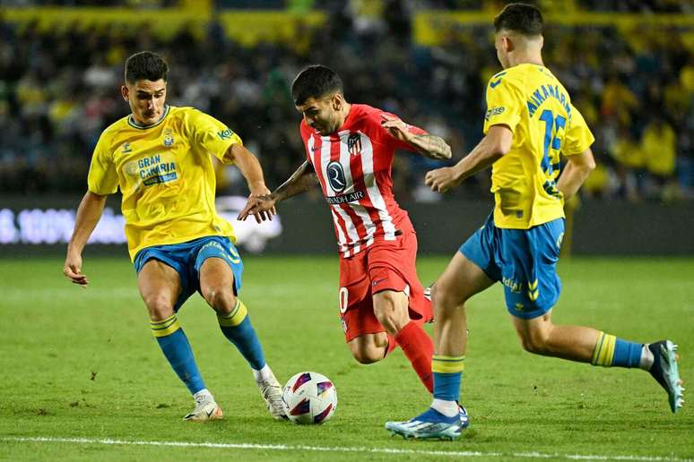 Jogadores de Las Palmas e Atlético de Madrid em disputa de bola no Campeonato Espanhol –