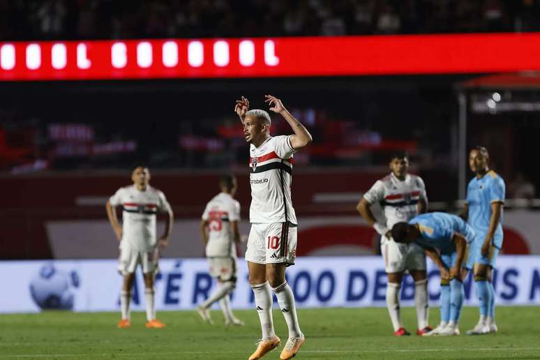 São Paulo vence o Cruzeiro com gol de Luciano e se afasta ainda