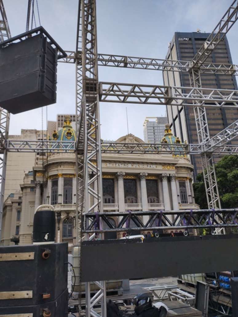 Telão sendo instalado em frente do Theatro Municipal, na Cinelândia –