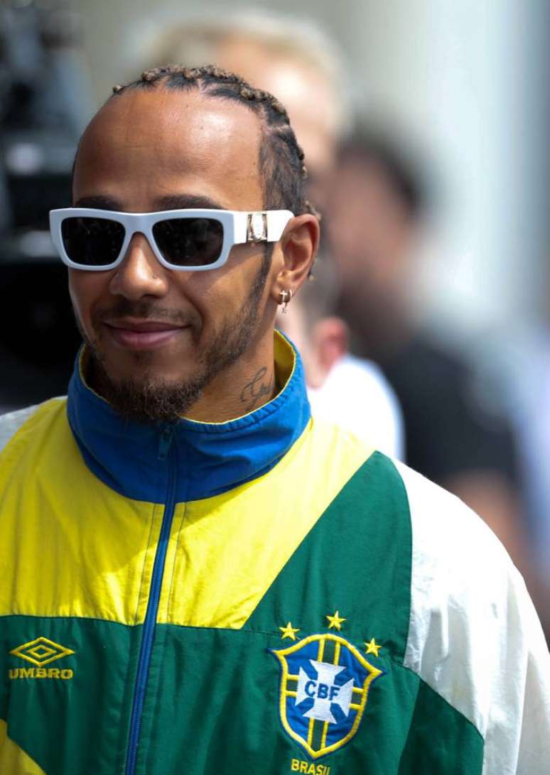 Lewis Hamilton usou jaqueta da seleção de 1994 na sexta-feira.