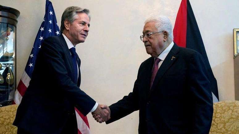 Netanyahu tentou criar uma barreira entre o Hamas e a Autoridade Palestina, liderada por Mahmoud Abbas (foto à direita, com o secretário de Estado dos EUA, Antony Blinken)