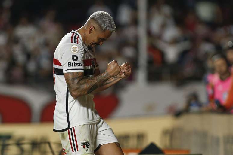 São Paulo vence o Cruzeiro com gol de Luciano e se afasta ainda