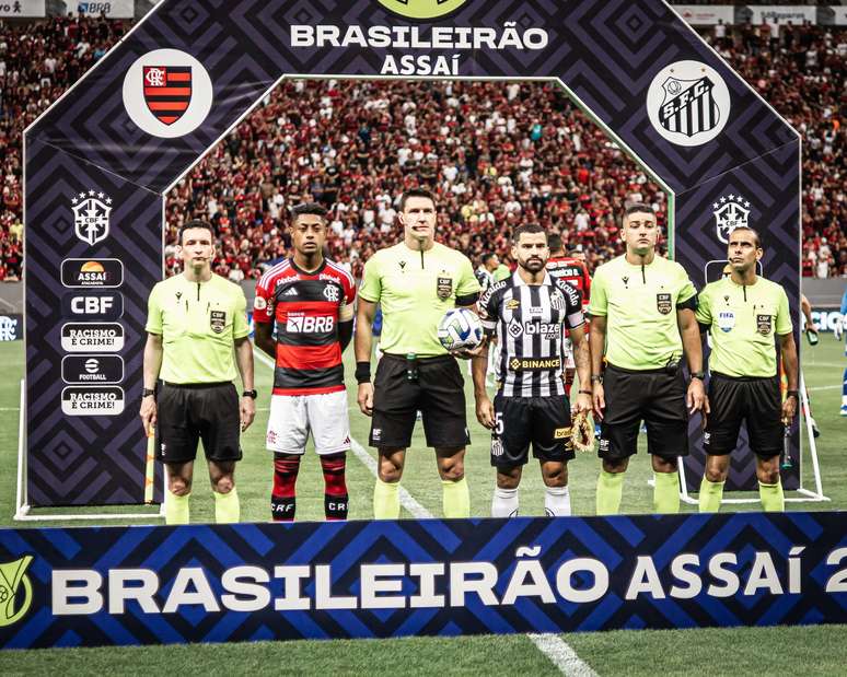 Com polêmicas de arbitragem, Flamengo vence o Santos no último