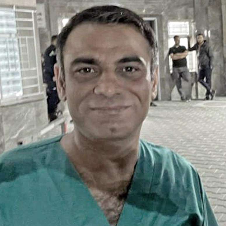 Dr Midhat Saidam usando uniforme hospitalar