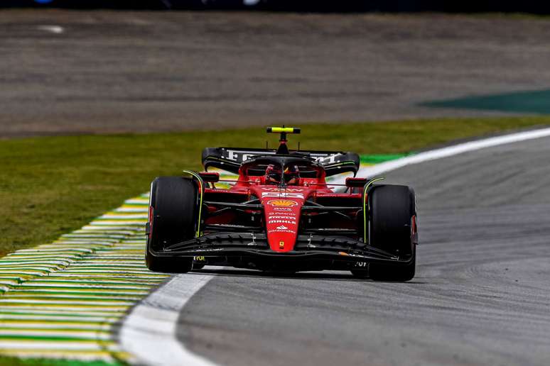 Sainz lidera treino livre da F1 em Interlagos. Verstappen é só 16º