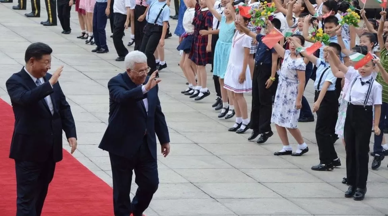 O presidente chinês Xi Jinping deu as boas-vindas ao presidente palestino Mahmoud Abbas em 2017