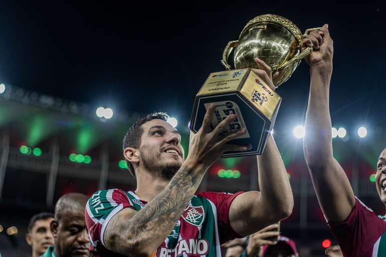 Nino levantou sua primeira ta&ccedil;a como capit&atilde;o do Fluminense no t&iacute;tulo do Carioca desse ano 