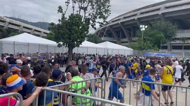 Pancadaria no setor em que os torcedores do Boca torcedores entram no Maracan&atilde; &ndash;