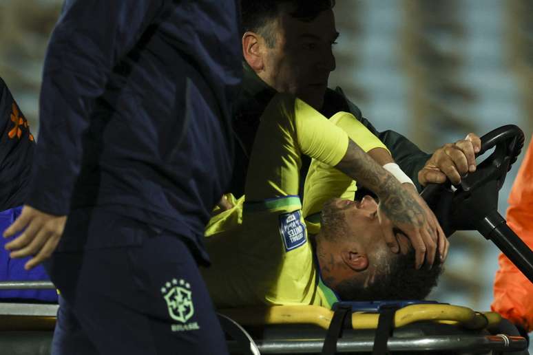 TOPSHOT &ndash; O atacante brasileiro Neymar deixa o campo chorando de dor ap&oacute;s uma les&atilde;o durante a partida entre Uruguai e Brasil pelas Eliminat&oacute;rias Sul-Americanas da Copa do Mundo de 2026, no Est&aacute;dio Centen&aacute;rio, em Montevid&eacute;u, em 17 de outubro de 2023. O craque Neymar tem rompimento de ligamento e menisco no joelho esquerdo e ter&aacute; que passar por cirurgia ap&oacute;s se lesionar na derrota do Brasil por 2 a 0 para o Uruguai, informou a Confedera&ccedil;&atilde;o Brasileira de Futebol (CBF) nesta ter&ccedil;a-feira (18). (