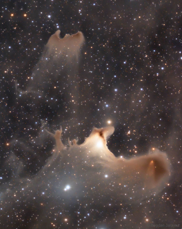 Nebulosa Fantasma, brilhando enquanto reflete a luz de outros objetos (Imagem: Reprodução/Bogdan Jarzyna)