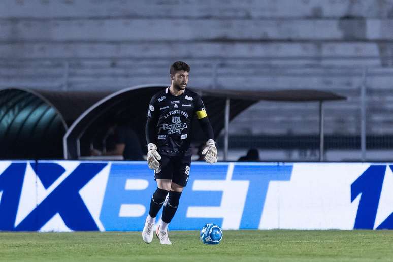 Caíque França atuando pela Ponte Preta —