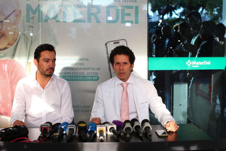O m&eacute;dico Rodrigo Lasmar (R) e o diretor m&eacute;dico da Ar&aacute;bia Saudita, Juan David Penha Duc, concedem entrevista coletiva no hospital Mater Dei, onde o atacante brasileiro Neymar foi operado, em Belo Horizonte, Brasil, em 2 de novembro de 2023. Neymar passou por uma cirurgia nesta quinta-feira em um hospital de sua terra natal, o Brasil, para reparar uma ruptura no ligamento cruzado anterior e les&atilde;o no menisco sofrida durante uma partida da sele&ccedil;&atilde;o no m&ecirc;s passado. (