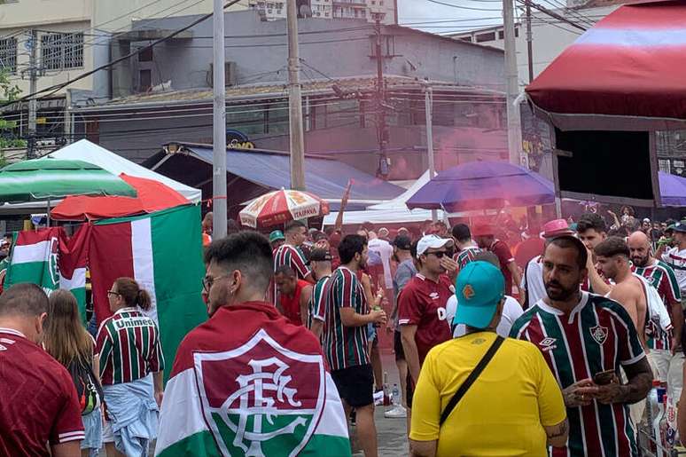 Tricolores se concentram na Pra&ccedil;a Varnhagen, a 1km do est&aacute;dio. Pela dist&acirc;ncia, a cerveja est&aacute; liberada. No entorno, n&atilde;o. H&aacute; um cord&atilde;o de isolamento nas ruas pr&oacute;ximas. E muito policiamento &ndash;
