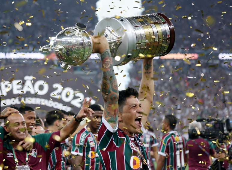 Cano levanta o troféu de campeão da Libertadores