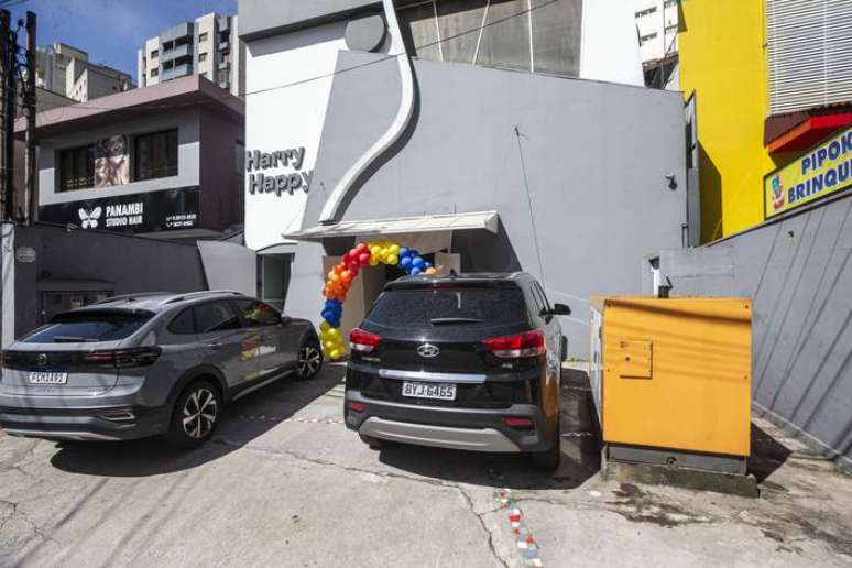 Estabelecimento sem luz usa gerador (em amarelo) para evitar prejuízos