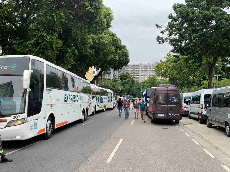 &Ocirc;nibus da torcida do Boca Juniors est&atilde;o estacionados na Eurico Rabelo &ndash;