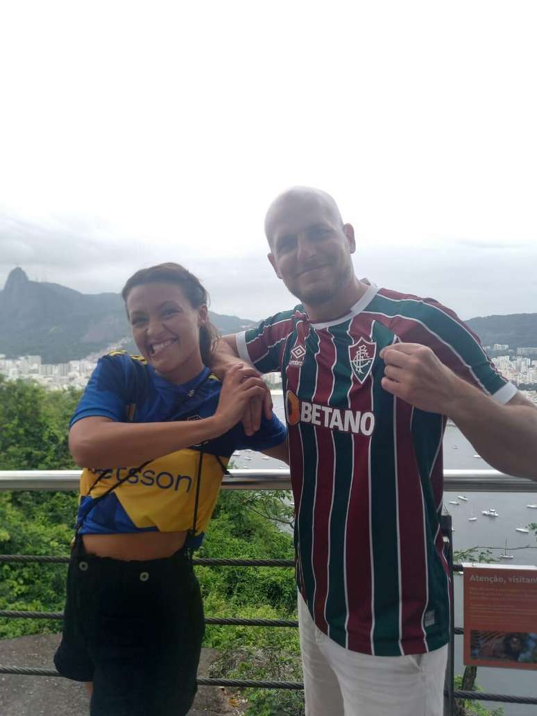 Casal de alem&atilde;es. Ela cm a camisa do Boca. Ele, com a do Flu. Curtindo a final no Morro da Urca, no evento de uma das patroicinadoras &ndash;