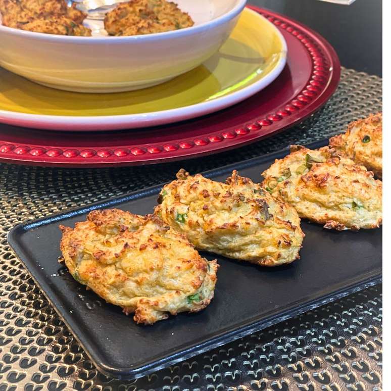 Cauliflower pancakes without grain and without frying: fewer calories