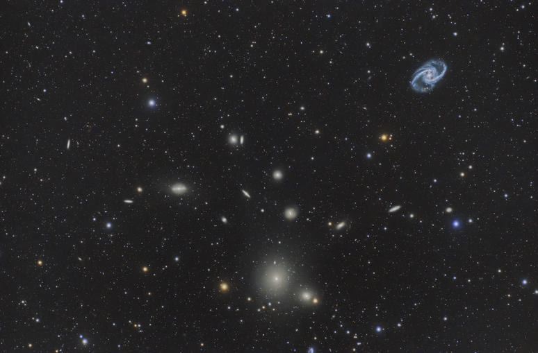 Aglomerado de galáxias da Fornalha; seus membros dominantes são as galáxias NGC 1399 e NGC 1404 (Imagem: Reprodução/Marcelo Rivera)