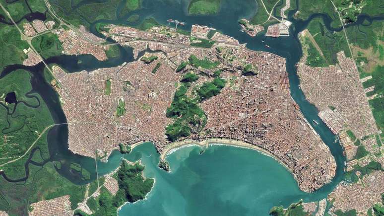 O porto de Santos está localizado a 70 quilômetros da maior cidade da América do Sul, São Paulo