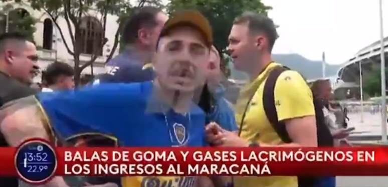 Torcedor do Boca Juniors é flagrado ao vivo fazendo gestos racistas.