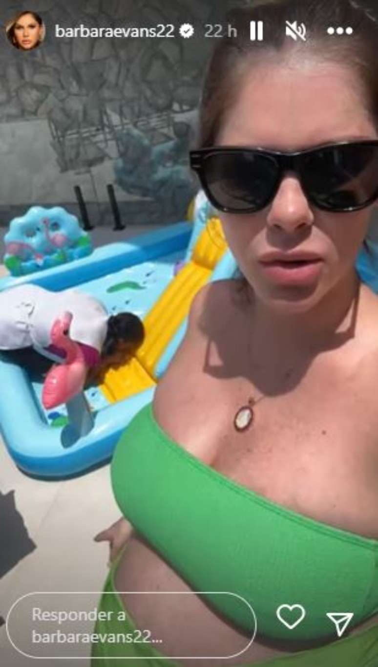 Bárbara Evans foi criticada nas redes sociais após mostrar uma funcionária inflando uma piscina com a boca