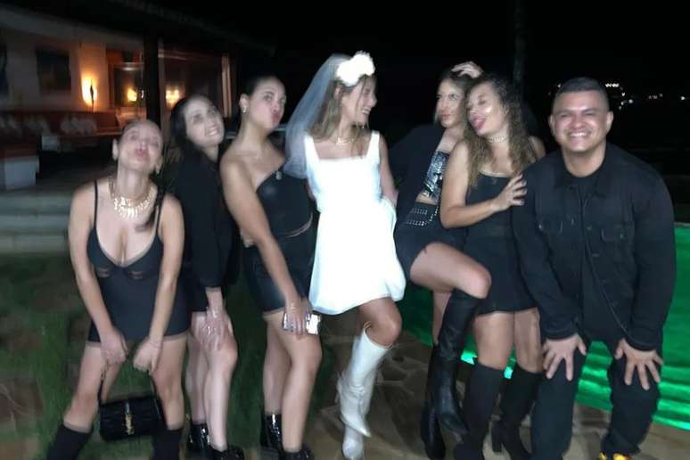 Camila com amigas e Emanuel em despedida de solteira