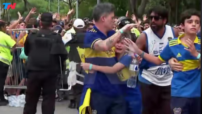 Crianças e idosos fogem de confusão entre a polícia do Rio e torcedores da organizada "La 12", do Boca Juniors