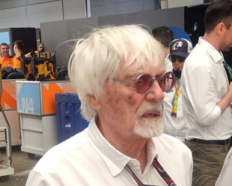 Bernie Ecclestone faz rara apari&ccedil;&atilde;o no paddock da F1.