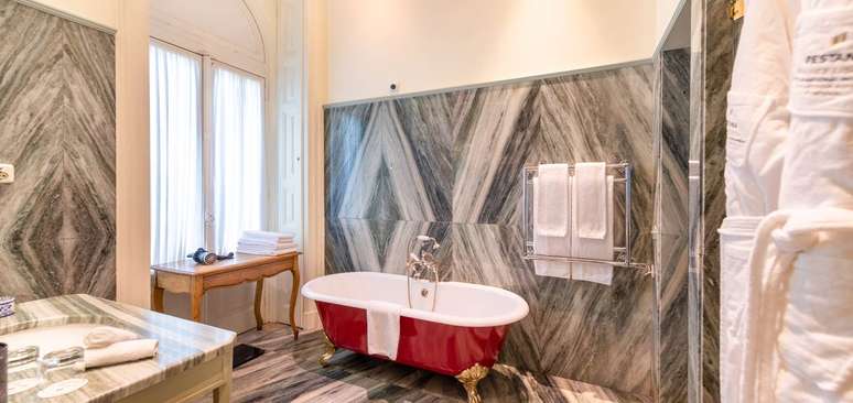 O banheiro da suíte segue o conceito 'quiet luxury', o luxo sem ostentação