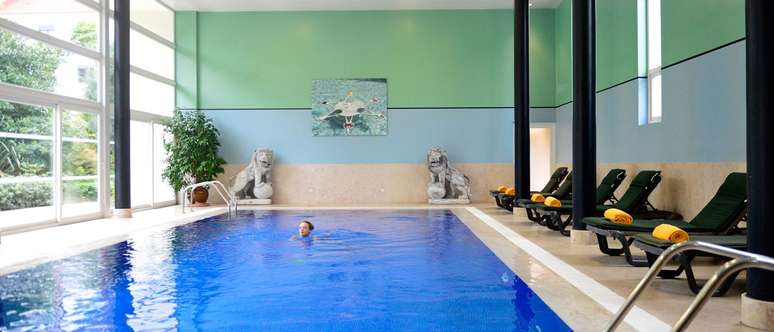 O hotel oferece aos hóspedes um spa com duas piscinas e vários serviços de estética
