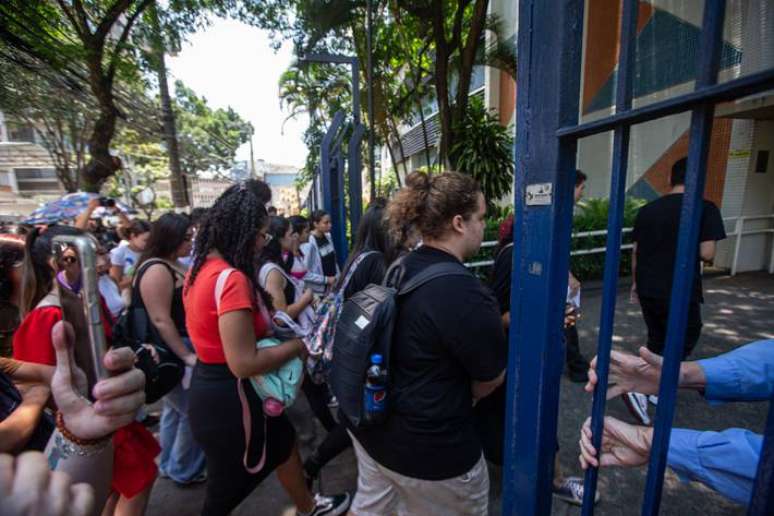 Candidatos chegam para o primeiro dia do Enem 2023 em universidade na zona sul de São Paulo